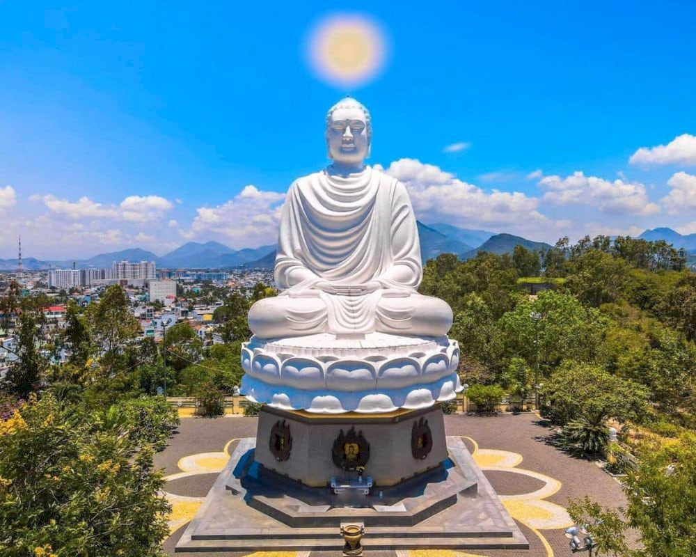 Located near downtown Nha Trang, Long Son Pagoda is easily accessible by car, motorbike or taxi, depending on your preference